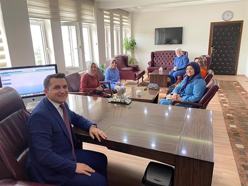 İlçemiz Halk Eğitim Merkezi Kadın Kursiyerleri Kaymakamımız Sn. Mustafa KARTAL'ı Ziyaret Etti.
