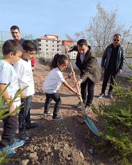 11 Kasım Milli Ağaçlandırma Günü kapsamında "Geleceğe Nefes", "Cumhuriyet Nefes" fidanlar toprakla buluştu.